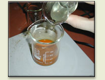 将酸化的亚硝酸钾溶液倒入氯化钴（II）溶液中